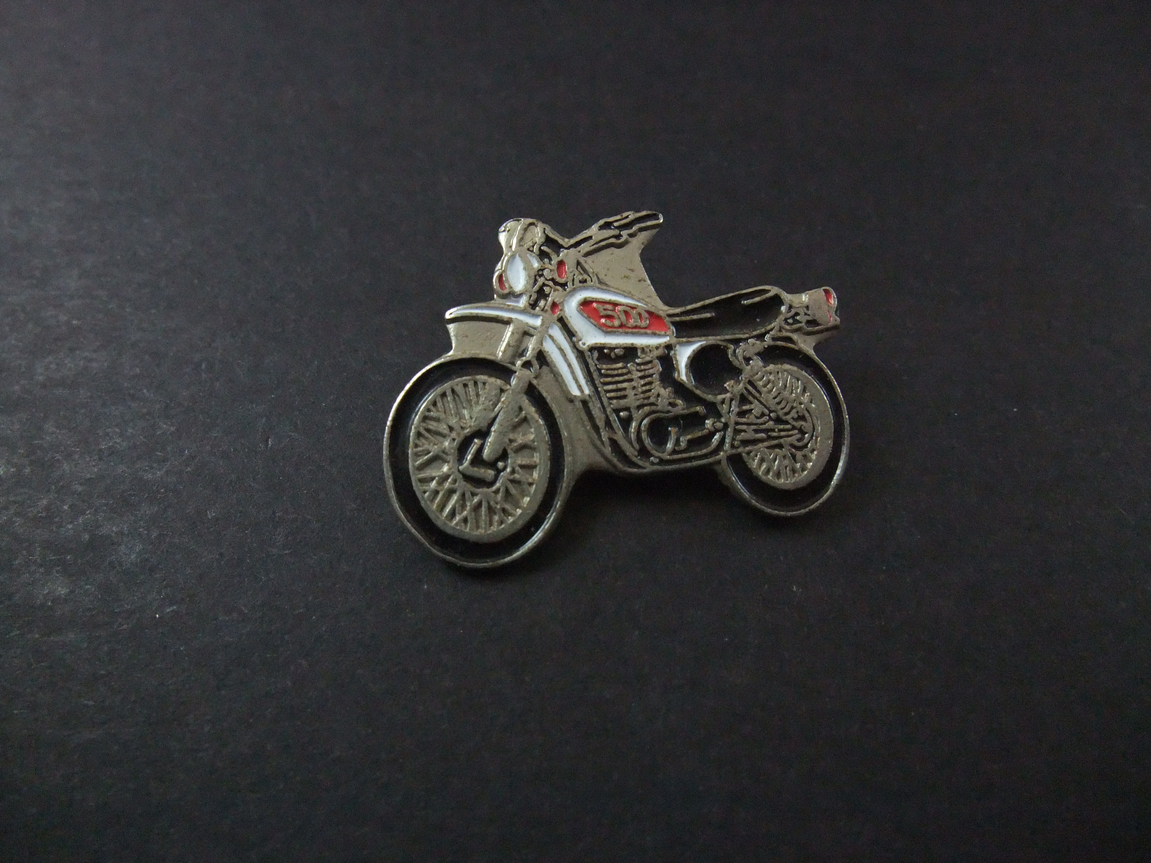 Yamaha XT500 all-road motor (winnaar van Parijs-Dakar) zilverkleur motor naar links